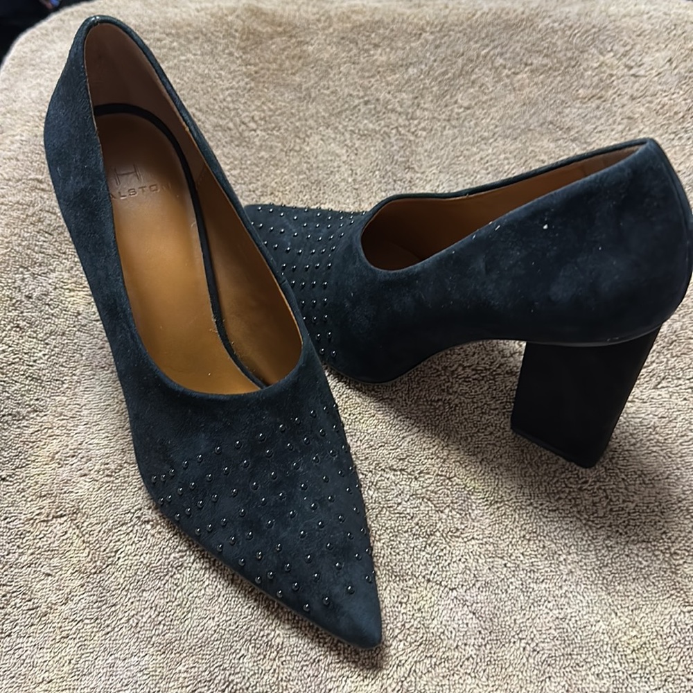Black Halston suede heel.
BLACK FRIDAY DEALS CHECK OUT MY CLOSET